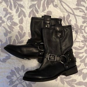 Black shirt moto Boots